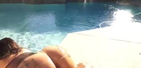  Thick juicy ebonies twerkin by the pool